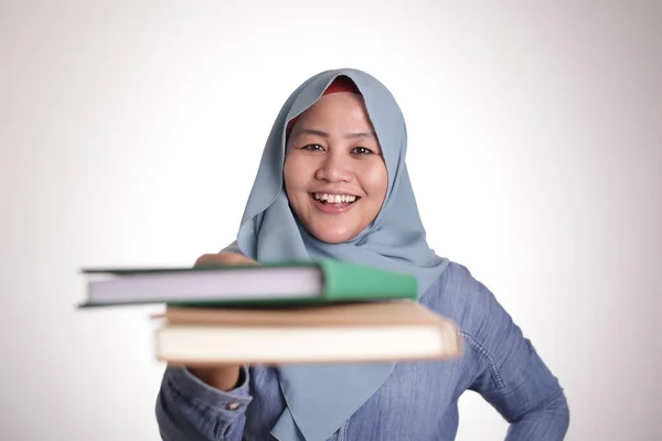 Portrét Roztomilý Přátelské Usmívající Muslimský Dáma Nabízí Knihu Číst — Stock fotografie