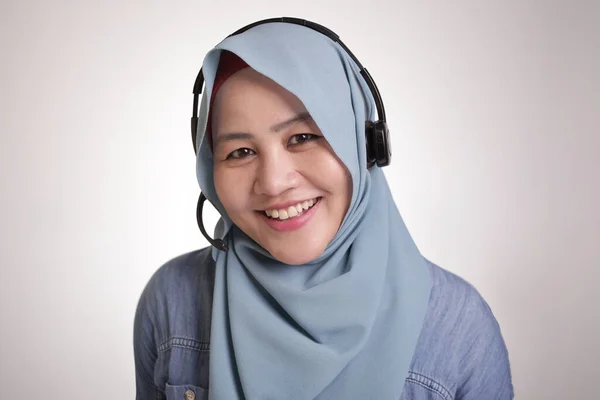 Portrét Krásné Mladé Muslimské Dámy Která Nosí Hidžábu Operátorka Obsluhy — Stock fotografie