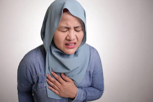 Porträtt Muslimska Dam Bär Hijab Har Bröstsmärtor Hjärtinfarkt Koncept — Stockfoto