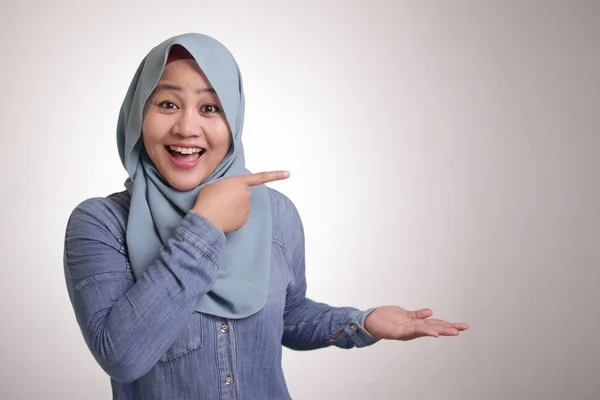 Retrato Asiática Jovem Mulher Muçulmana Feliz Sorrindo Apontando Para Apresentar — Fotografia de Stock