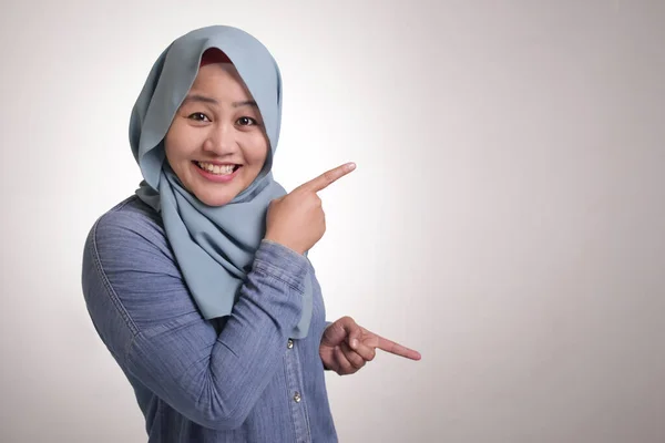 Portrait Asian Young Happy Muslim Woman Smiling Pointing Presenting Something — Stock Photo, Image