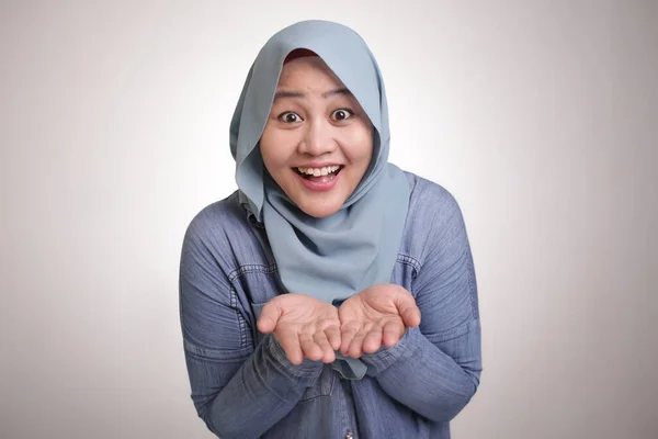 Retrato Senhora Muçulmana Asiática Vestindo Hijab Sorrindo Mostra Algo Suas — Fotografia de Stock