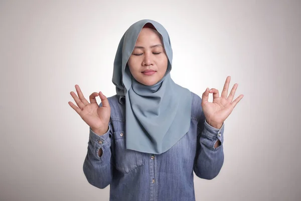 亚洲女性穆斯林女性的画像 头戴头巾 做放松瑜伽 闭上她的眼睛 宁静镇定放松的概念 — 图库照片