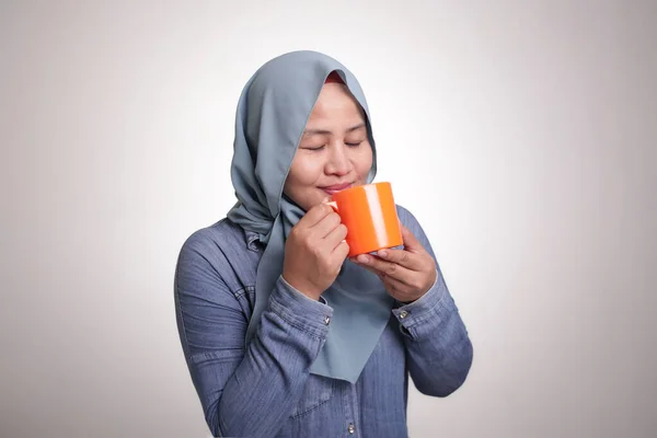 Portrett Lykkelig Ung Vakker Asiatisk Muslim Kvinne Som Smiler Drikker – stockfoto