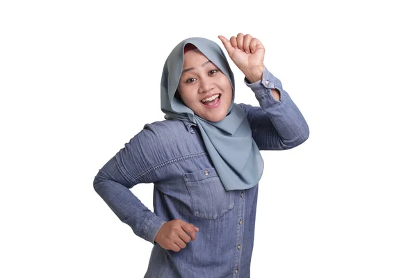Porträtt Rolig Ung Asiatisk Muslimsk Kvinna Som Bär Hijab Dans — Stockfoto