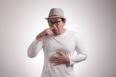 Komik genç Asyalı adamın burnunu kapatan portresi, kötü bir şey kokuyor