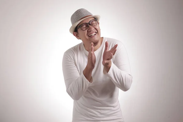 Jovem Homem Asiático Vestindo Camisa Branca Feliz Orgulhoso Bater Palmas — Fotografia de Stock