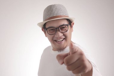 Kameraya bakarak öne bakan Asyalı genç bir adamın portresi. Seçici odaklı birini seçmek