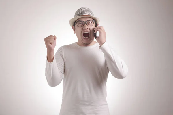 Atraente Jovem Asiático Falando Seu Telefone Recebendo Más Notícias Chocado — Fotografia de Stock