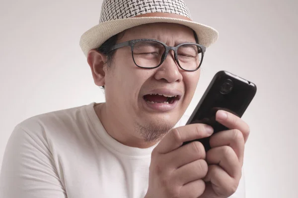 Attraktiver Junger Asiatischer Mann Liest Sms Chat Auf Seinem Handy — Stockfoto