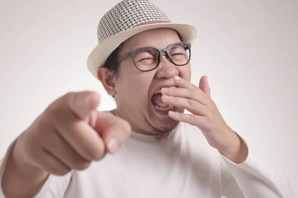 Retrato Divertido Hombre Asiático Riendo Duro Apuntando Hacia Adelante Expresión — Foto de Stock