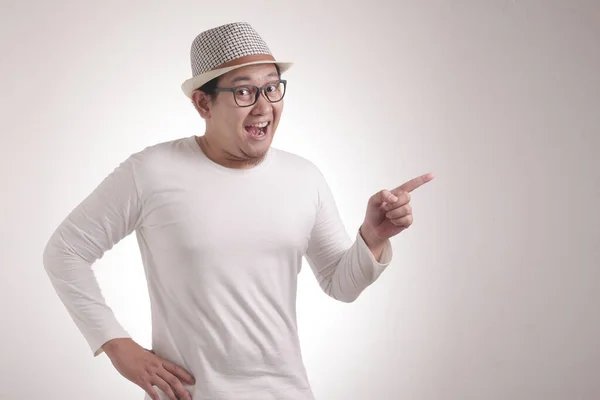 Jovem Asiático Vestindo Camisa Azul Sorrindo Mostrando Apontando Algo Seu — Fotografia de Stock