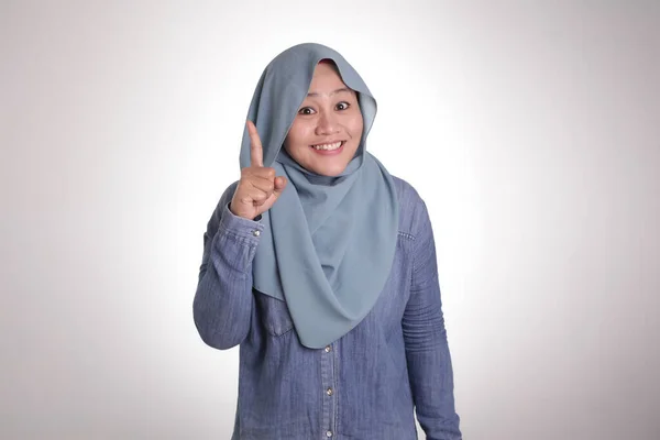 Donne Affari Musulmane Asiatiche Che Indossano Hijab Con Espressione Pensiero — Foto Stock