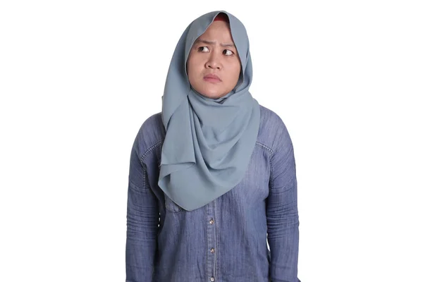 Mulher Muçulmana Asiática Vestindo Hijab Com Expressão Pensante Procurando Solução — Fotografia de Stock