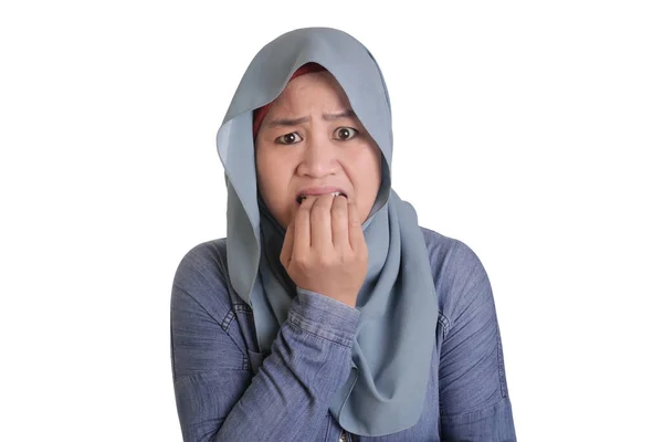 ヒジャーブを着たアジアのイスラム教徒の女性の肖像画は 何か悪いものを心配して恐れているように見え 彼女の爪を噛み 白で隔離された — ストック写真