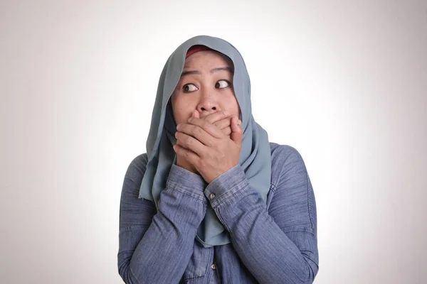 Portrét Asijské Muslimky Hidžábu Jak Prsty Zavírá Ústa Znepokojené Gesto — Stock fotografie