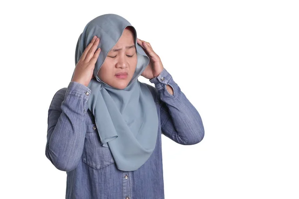 Porträtt Asiatiska Muslimska Damen Bär Hijab Hålla Huvudet Smärta För — Stockfoto