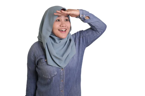 遠く先を見つめる若いアジアのイスラム教徒の女性は カメラを見て 遠くに顔をしかめ 遠くまたは将来の概念で何かを探します — ストック写真