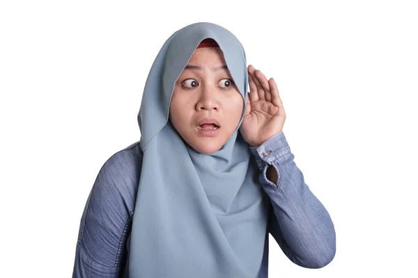 亚洲穆斯林妇女的画像 笑着做听觉动作 用手捂住耳朵 仔细听着 与白人隔离 — 图库照片