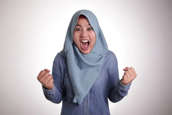 Portrait Asian Muslim Lady Wearing Hijab Shows Angry Screaming Gesture — Stock Photo, Image