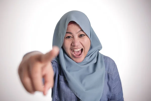 Retrato Senhora Muçulmana Vestindo Hijab Rindo Duro Apontando Para Frente — Fotografia de Stock