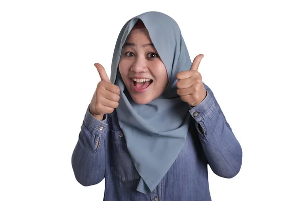 Retrato Jovem Ásia Muçulmano Senhora Vestindo Hijab Mostra Polegares Até — Fotografia de Stock