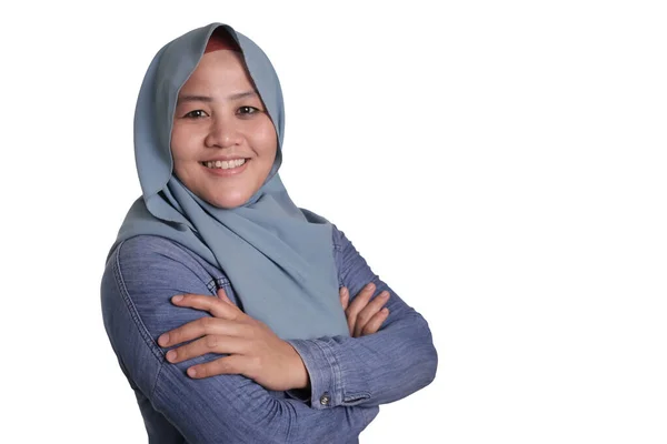 ヒジャーブを身に着けているアジアのイスラム教徒の女性の肖像は腕を越え 自信を持ってジェスチャー 成功したビジネス女性と優しい笑顔 — ストック写真