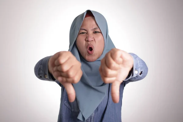 Portret Damy Muzułmańskich Noszenie Hidżabu Pokazuje Twarz Szyderczy Kciuk Dół — Zdjęcie stockowe