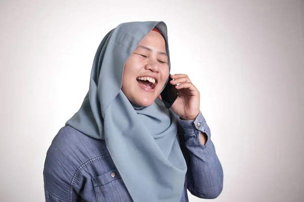 Portrét Muslimky Hidžábu Mluvící Telefonu Šťastný Úsměv Dobrou Zprávou Izolovaný — Stock fotografie