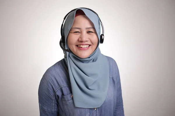 히잡을 아름다운 무슬림 여성의 초상화 헤드폰으로 운영자 레이디 컨설턴트 — 스톡 사진
