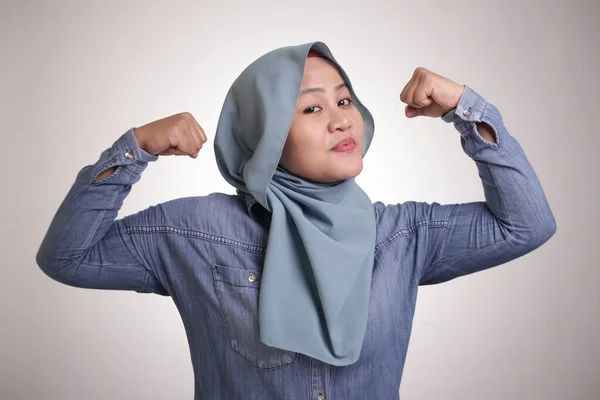 Retrato Mujer Musulmana Asiática Usando Hijab Muestra Fuerte Gesto Poder —  Fotos de Stock
