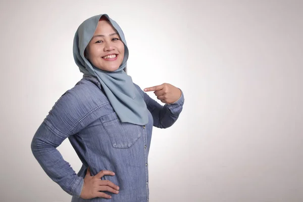 Retrato Señora Musulmana Confiada Que Lleva Hijab Sonriendo Señalándose Misma —  Fotos de Stock