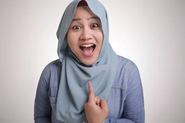 Retrato Señora Musulmana Confiada Que Lleva Hijab Sonriendo Señalándose Misma — Foto de Stock