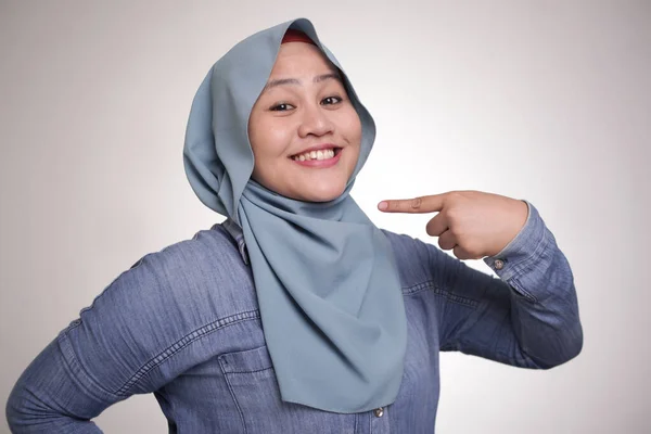 Porträtt Självsäker Muslimsk Dam Klädd Hijab Leende Och Pekar Henne — Stockfoto