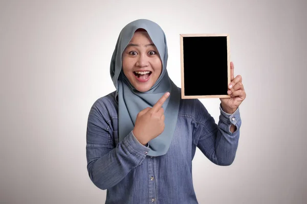Портрет Розумної Щасливої Азіатської Муслім Жінки Хіджабі Посміхається Камери Тримаючи — стокове фото