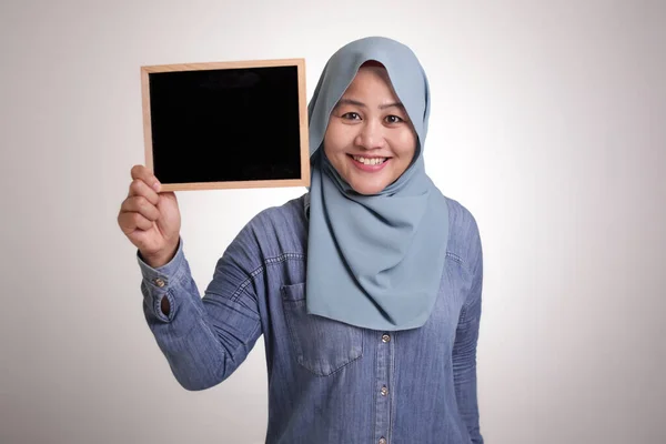 スマート幸せな成功したアジアのイスラム教徒の女性の肖像画を保持しながら カメラで笑みを浮かべてヒジャーブを身に着けているとコピースペースと空の黒板やチョークボードを表示 — ストック写真