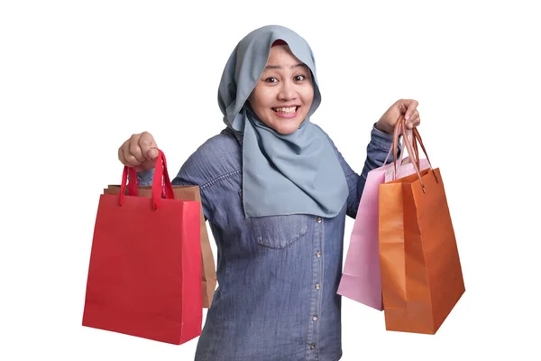 Портрет Счастливой Азиатской Мусульманки Приносит Сумки Изолированные Белом Концепция Потребительского — стоковое фото