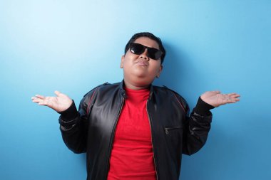 Şişko Asyalı çocuk omzunu silkti. Bilmiyorum ya da reddedildi.