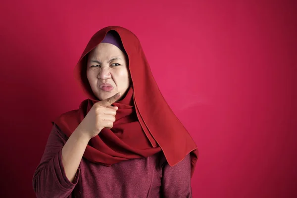 Retrato Mujer Musulmana Enojada Usando Hijab Mirando Cámara Con Gesto —  Fotos de Stock