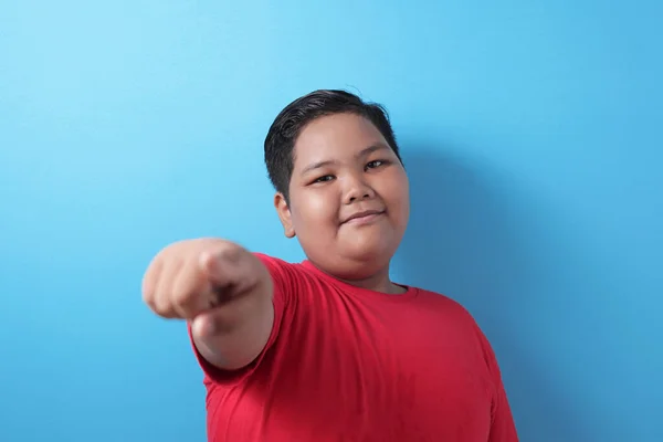 Feliz Niño Asiático Sonriente Mirando Cámara Señalando Niño Vistiendo Camisa — Foto de Stock