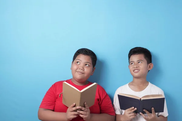 Dua Anak Laki Laki Asia Bahagia Membaca Buku Bersama Sama — Stok Foto