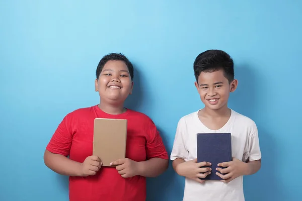 Dua Anak Laki Laki Asia Bahagia Membaca Buku Bersama Sama — Stok Foto