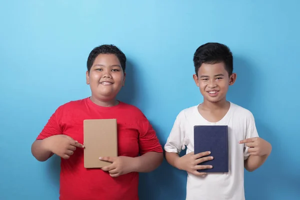 Dua Anak Laki Laki Asia Bahagia Membaca Buku Bersama Sama — Stok Foto