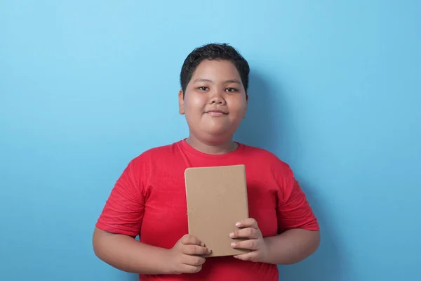 Asiático Niño Estudiante Sonriendo Felizmente Mirando Cámara Mientras Sostiene Libros — Foto de Stock