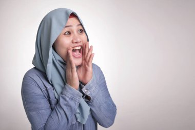 Genç Asyalı Müslüman kadın tesettürlü bağırıyor ve bağırıyordu.