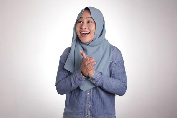 好奇心旺盛な思考表現でヒジャーブを着たアジアのイスラム教徒のビジネスウーマン 良いアイデアを持って 白で隔離 — ストック写真