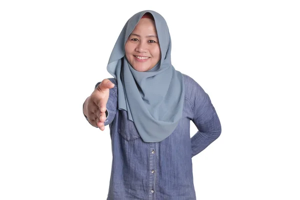 Portrait Muslim Business Woman Menawarkan Jabat Tangan Deal Partnership Agreeement — Stok Foto