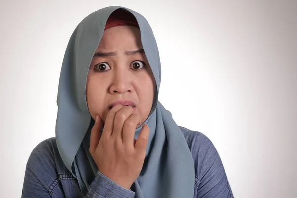 Portræt Asiatisk Muslimsk Kvinde Iført Hijab Bekymret Bange Noget Dårligt - Stock-foto