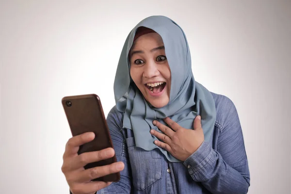 Retrato Una Joven Musulmana Asiática Usando Hijab Obtener Buenas Noticias —  Fotos de Stock