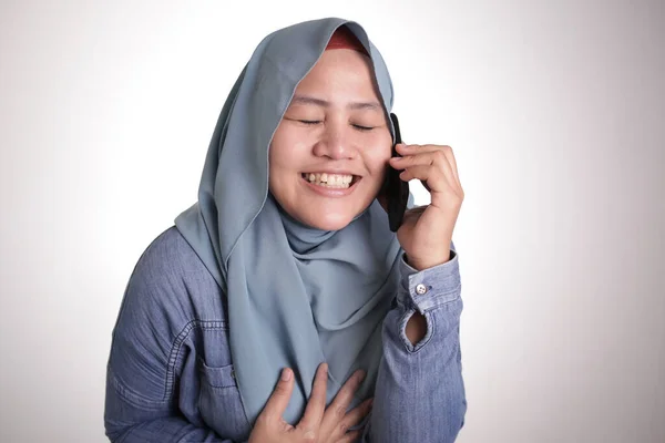 Portrait Femme Musulmane Portant Hijab Parlant Téléphone Expression Souriante Heureuse — Photo